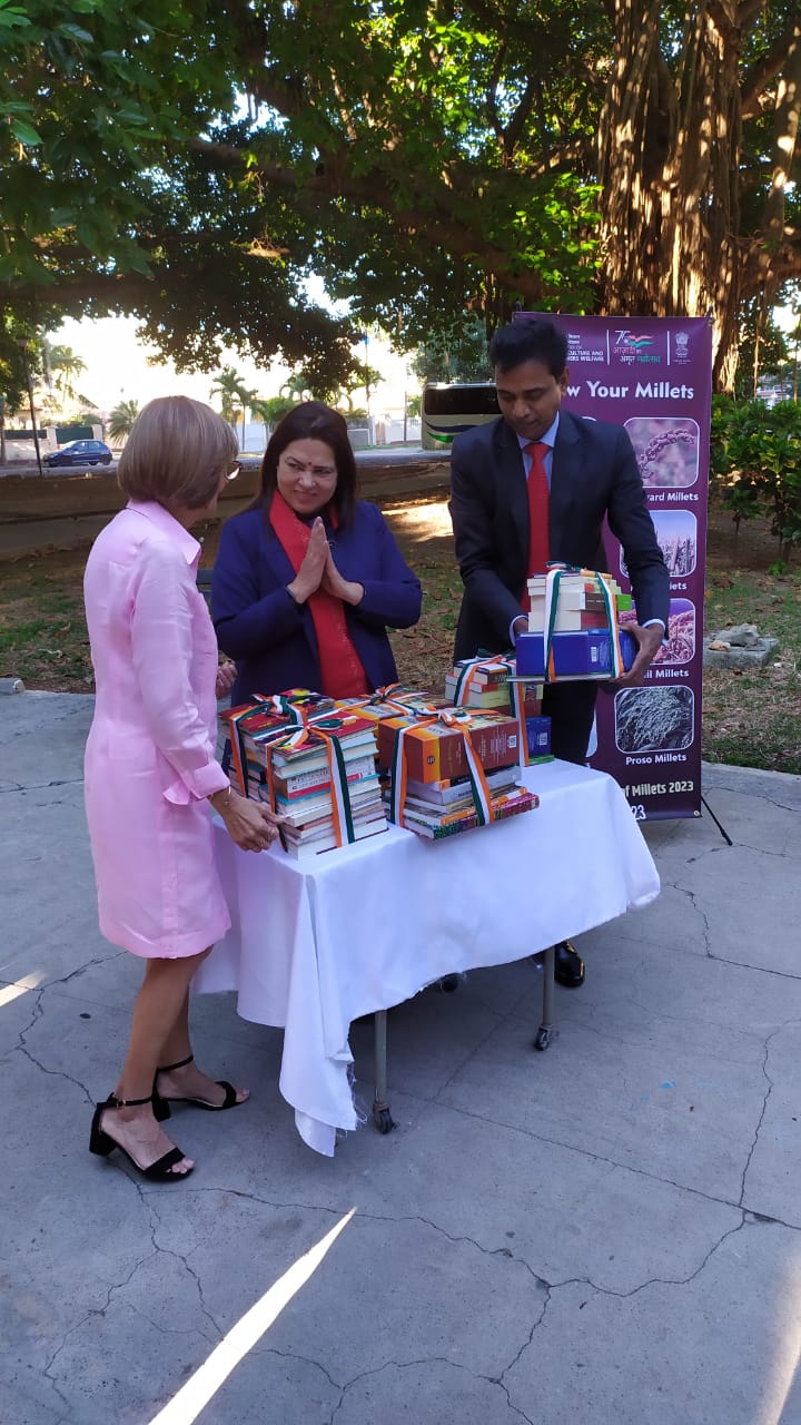 Foto de Entrega de donación de libros indios a la Biblioteca Nacional de Cuba 