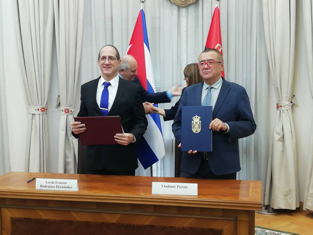 Foto de Firma del acuerdo entre la Biblioteca Nacional de Cuba y la Biblioteca Nacional de Serbia