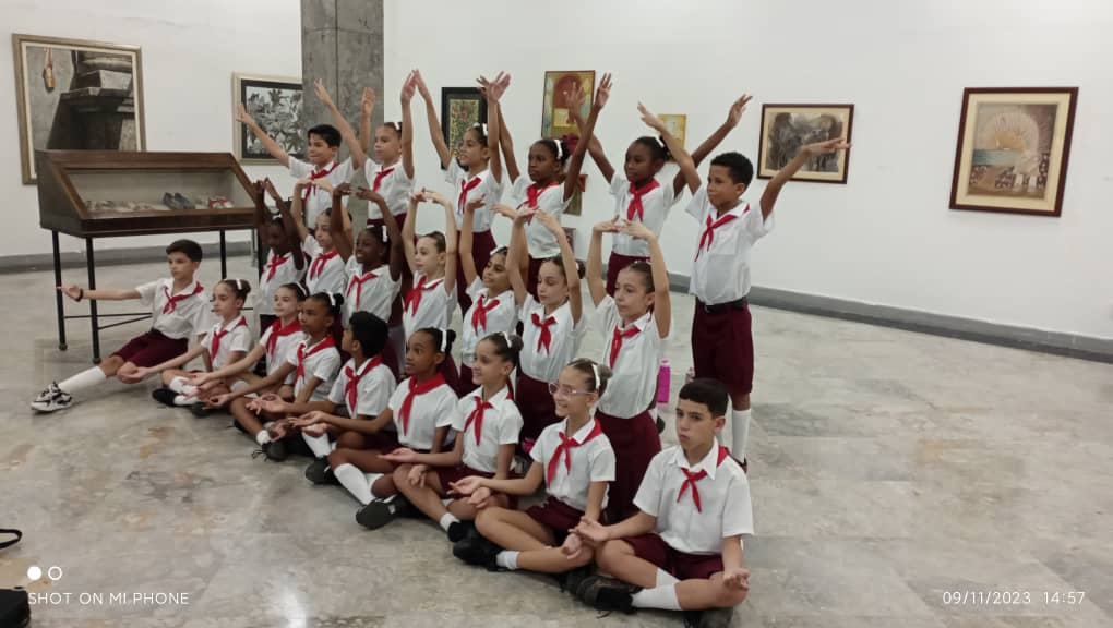 Foto de Estudiantes de la Escuela Nacional de Ballet visitan la exposición 