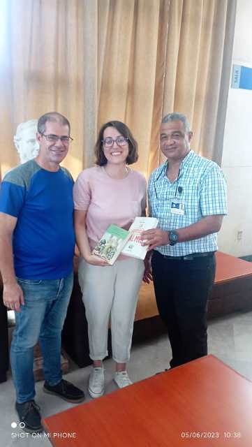 Foto de Investigadora española hace entrega de dos libros a la Biblioteca Nacional de Cuba 
