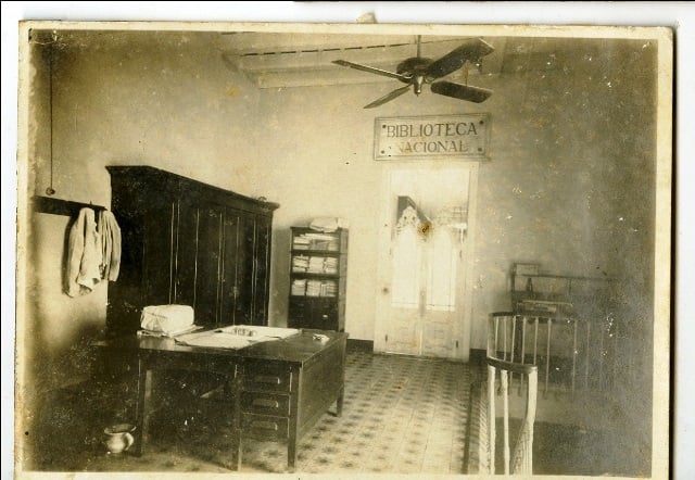 Foto de Entrada de la Sala de lectura, Maestranza de Artillería. Colección de fotografías BNJM. 