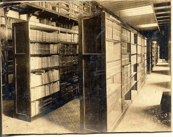 Foto de Estanterías con los fondos de la Biblioteca en la Maestranza de Artillería. Foto publicada en Carteles, 16 enero 1927. Foto de Kiko Figarola. Colección de fotografías BNJM