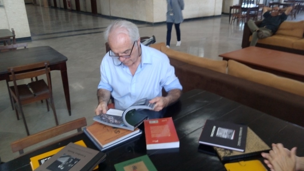 Foto de Daniel Barraco, fotógrafo, dibujante, editor  y escritor argentino, dona a la Biblioteca Nacional de Cuba José Martí varios libros.