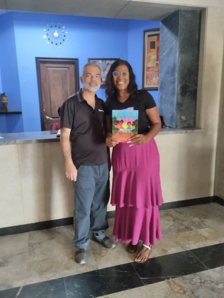 Foto de Dianne Alesia Plummer, escritora Jamaicana dona a la Sala Infantil y Juvenil Eliseo Diego el libro 